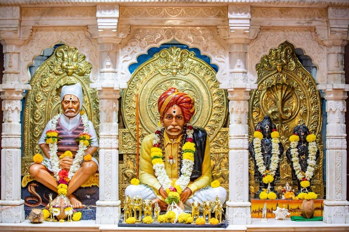 The garlanded murti of Shri Balumama in the temple sanctum